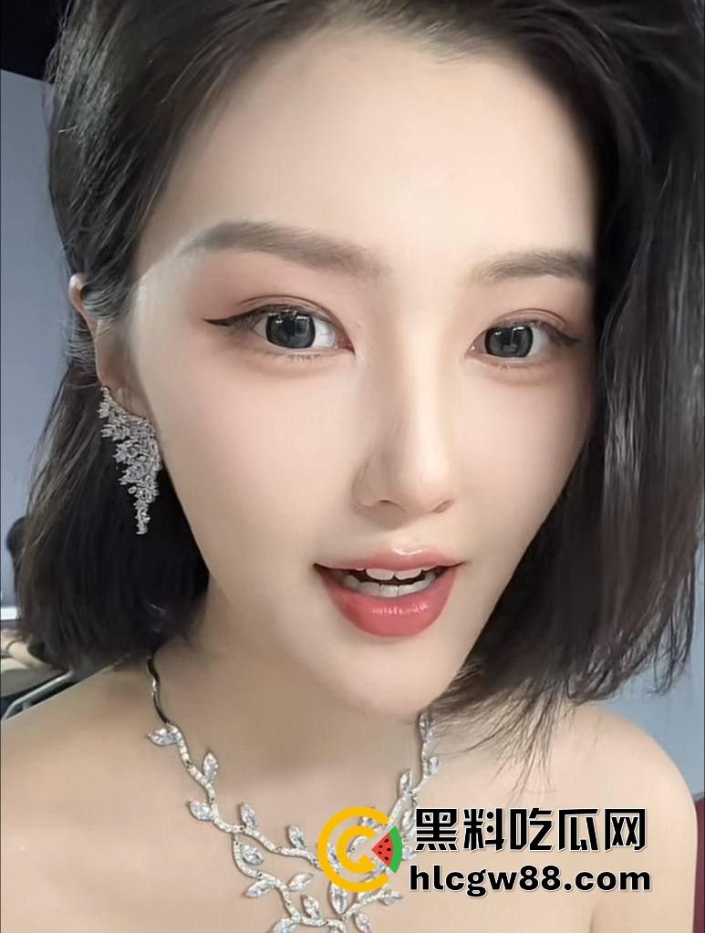 抖音顶级车模【程儿】车展走光视频疯传！奶子弹出裙底真空，骚逼全程若隐若现，摄影师镜头拍得太清晰！-2