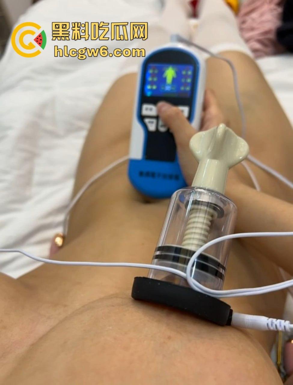 骚逼的奶子湿气太重 电子拔罐器全力以赴吸出新花样 这奶子湿气重得要通上电疗?乳腺湿气太重还是太骚?-5