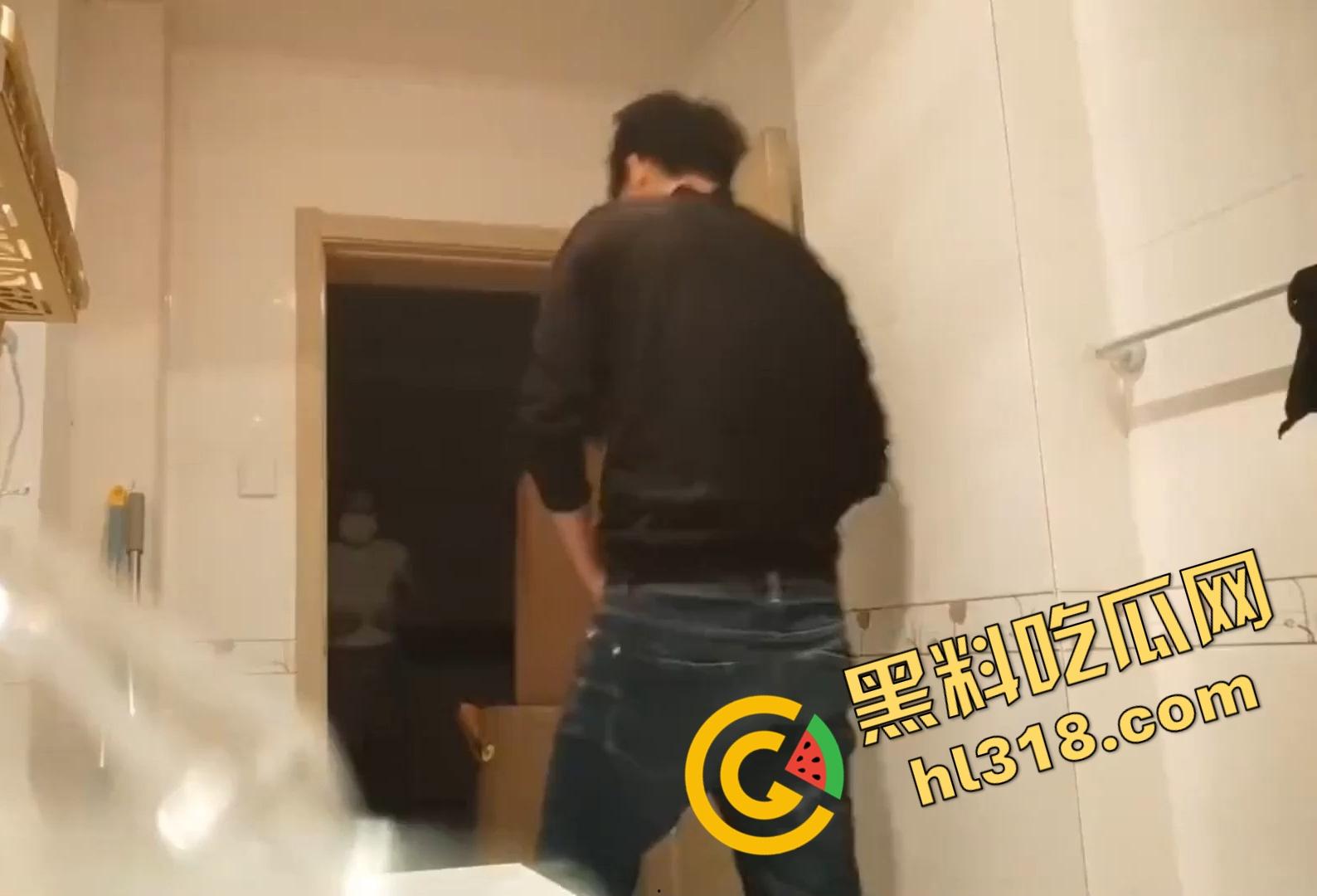 熟女和小伙偷情,时间紧迫厕所约炮一分钟就缴械,阿姨信任你你还敢偷拍,老公都要回来了还敢硬上!-6