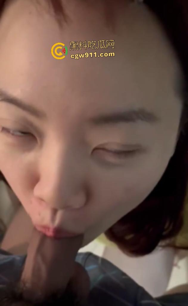 文静女神私下骚到飞起,新男友刚上床被口技吸魂腿软,巨乳骑乘如过山车,这嫩逼能把鸡巴融化了!-1