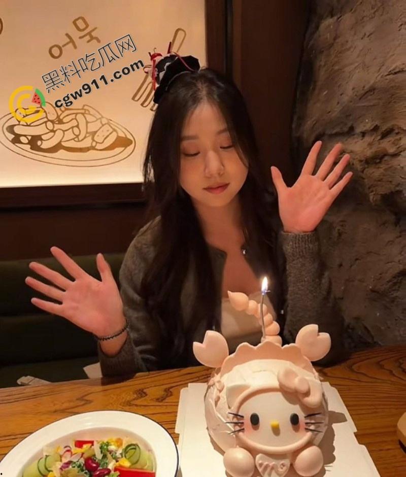 成都尤物【于晨曦】疯狂约炮曝光:清纯面具下的淫荡本性,口交深喉,女上骑乘,淫水四溅,十足的性瘾母狗!-1