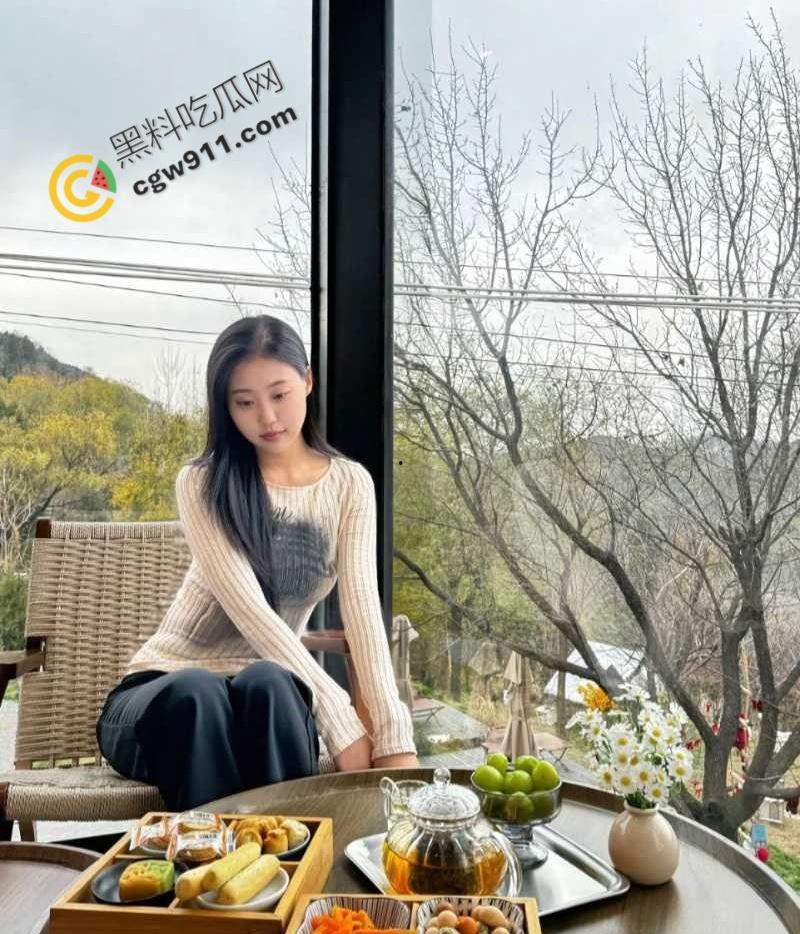 成都尤物【于晨曦】疯狂约炮曝光:清纯面具下的淫荡本性,口交深喉,女上骑乘,淫水四溅,十足的性瘾母狗!-2