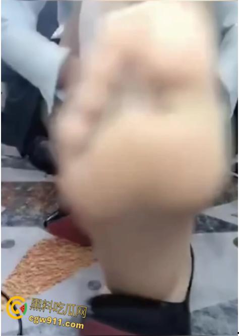 快手极品少妇网红【小妮子呀】,肤白如雪极品颜值,黑丝美腿直勾人心,足交套弄肉棒香艳十足!-8