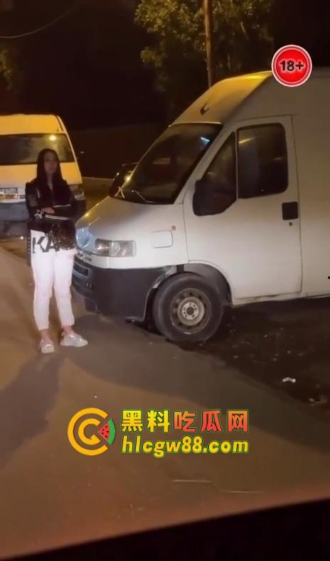 美国站街女卖都玩高端了？依维柯移动炮房遍地开花，一边被操一边跑路，嫖个娼还得坐稳扶好！-10