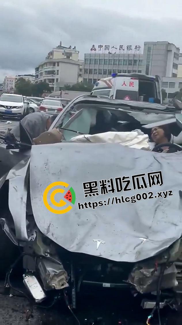 江西赣州大余特斯拉失控起飞！路边多辆车撞烂 车人人半边都被压扁了 现场未打码视频流出-6