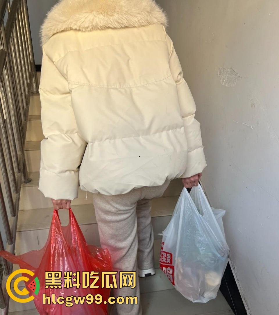 和美女妹妹同居的刺激生活，买完菜还没开始做，就在厨房把她操到腿软，水刚开小骚穴就湿透了！-2