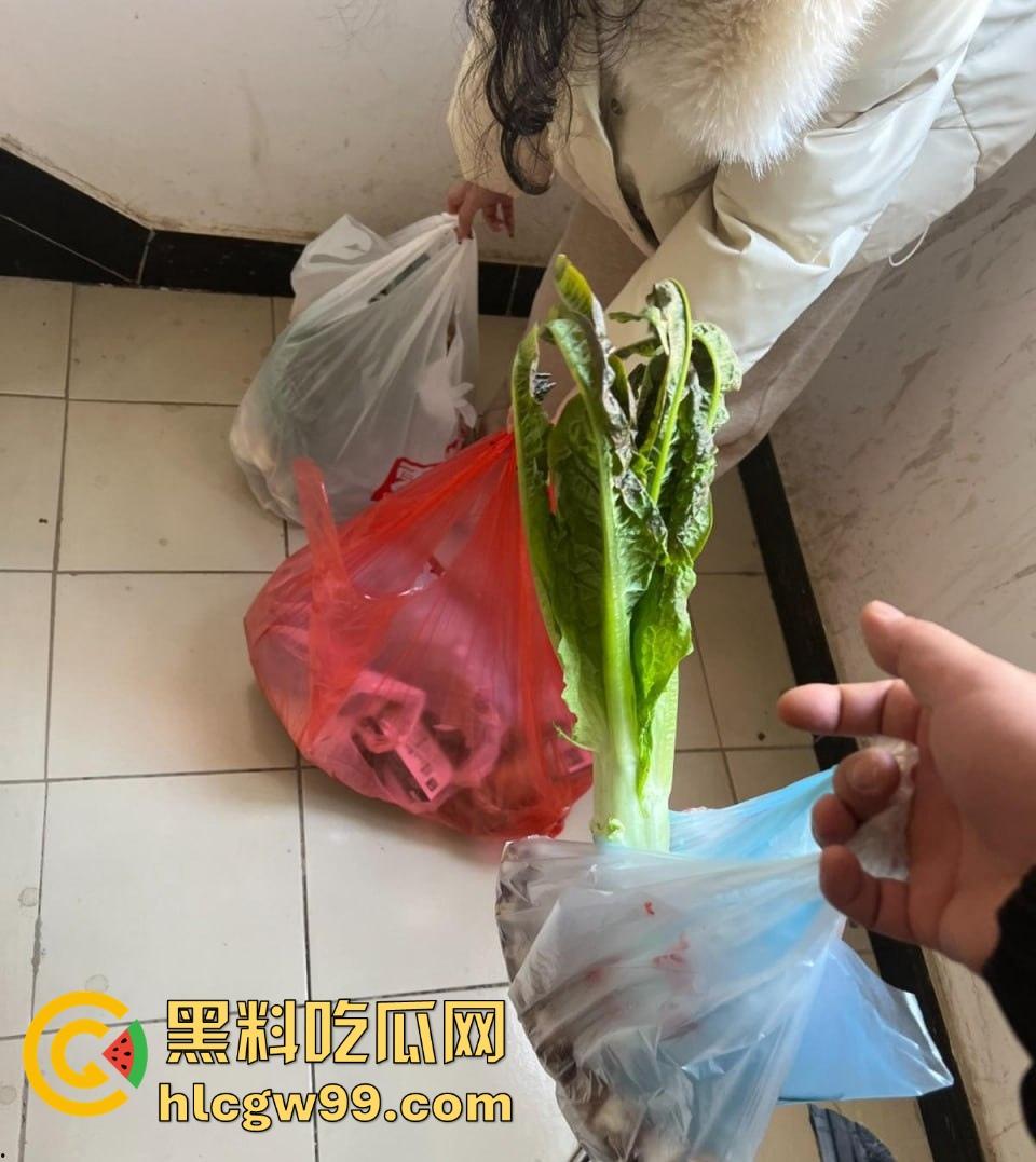 和美女妹妹同居的刺激生活，买完菜还没开始做，就在厨房把她操到腿软，水刚开小骚穴就湿透了！-3