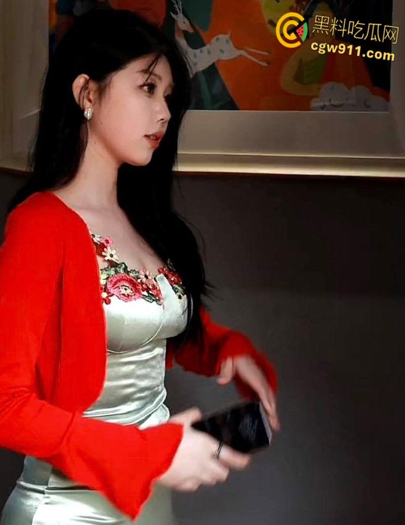 上海音乐学校学妹【刘依诺】,表面清纯可爱私下反差婊,蒙眼镜前跪地口交,无套狂插丰满翘臀 !-3