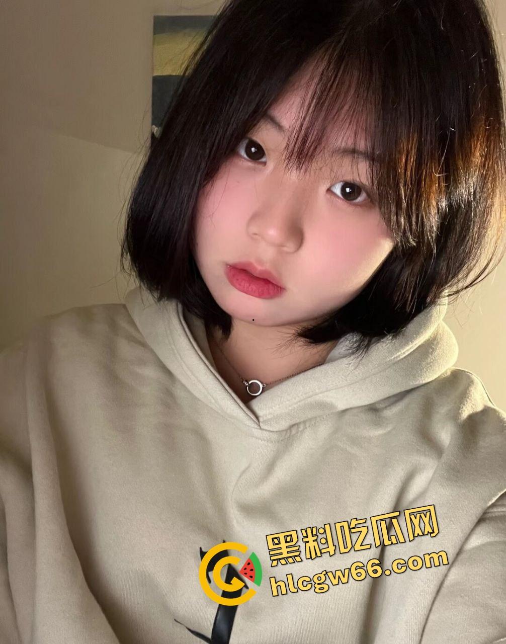 湖州刚毕业小学妹『宋雪』骚逼巨乳肥臀坐下去能把鸡巴夹爆，跪舔口交被偷拍，摇臀浪得小哥直接颜射满脸！-2