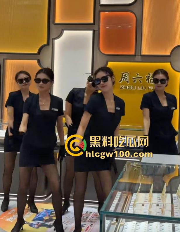 经济萧条珠宝销售卷疯了，周六福销售全裸卖珠宝，胸前两个钻石贴画遮羞，这销冠要是拿不到只能怪本钱太小！-1