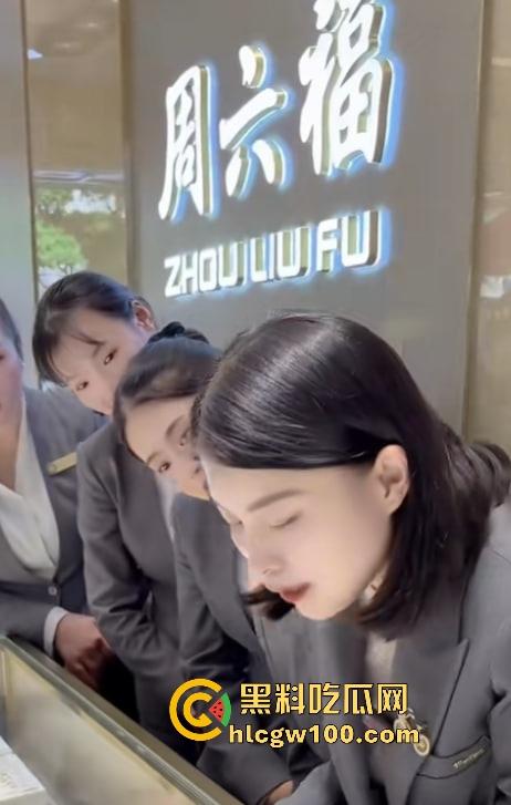 经济萧条珠宝销售卷疯了，周六福销售全裸卖珠宝，胸前两个钻石贴画遮羞，这销冠要是拿不到只能怪本钱太小！-4