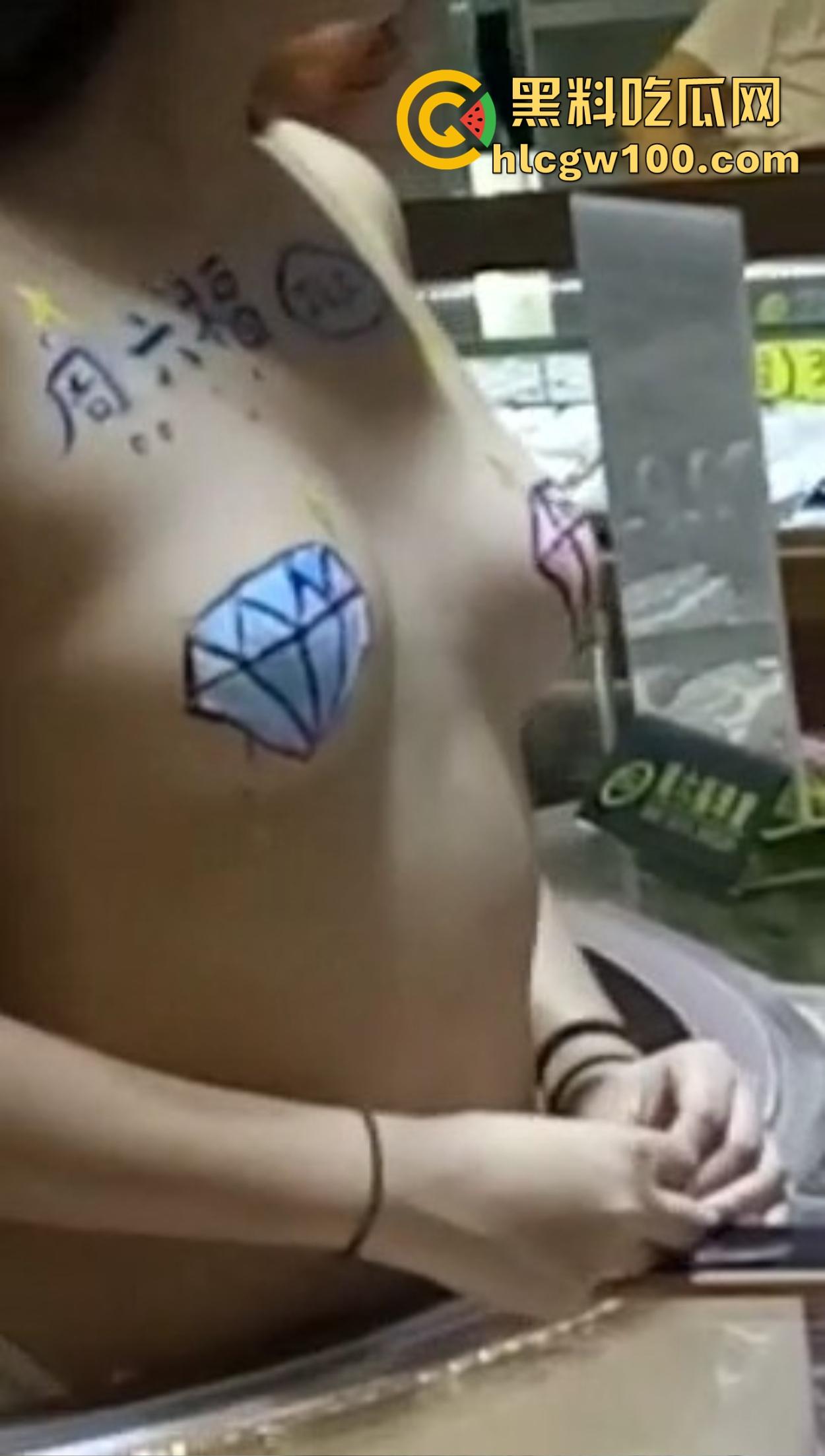 经济萧条珠宝销售卷疯了，周六福销售全裸卖珠宝，胸前两个钻石贴画遮羞，这销冠要是拿不到只能怪本钱太小！-12