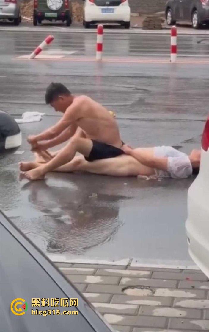奇葩夫妻当街吵架，女方吵输了当街躺下耍赖，边吵还边脱衣服，真不把别人当外人啊！-1
