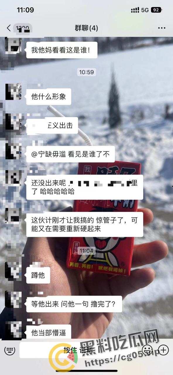 男子公共厕所打飞机开外放 被精神小伙偷拍还带踹门制裁 鸡儿都给吓萎了-3