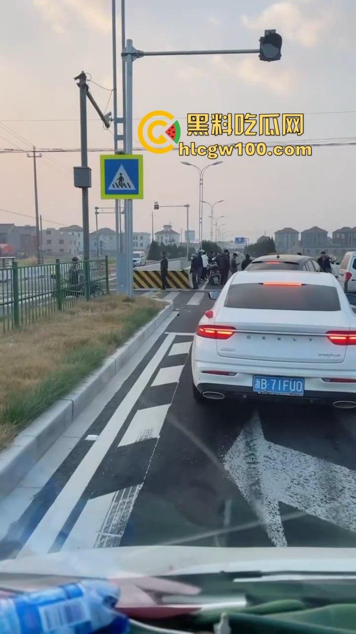 周西公路发生车祸,小米SU7撞倒三名上学孩子,公务员车主拘留仅一个月,家里关系硬就是可以为所欲为!-4