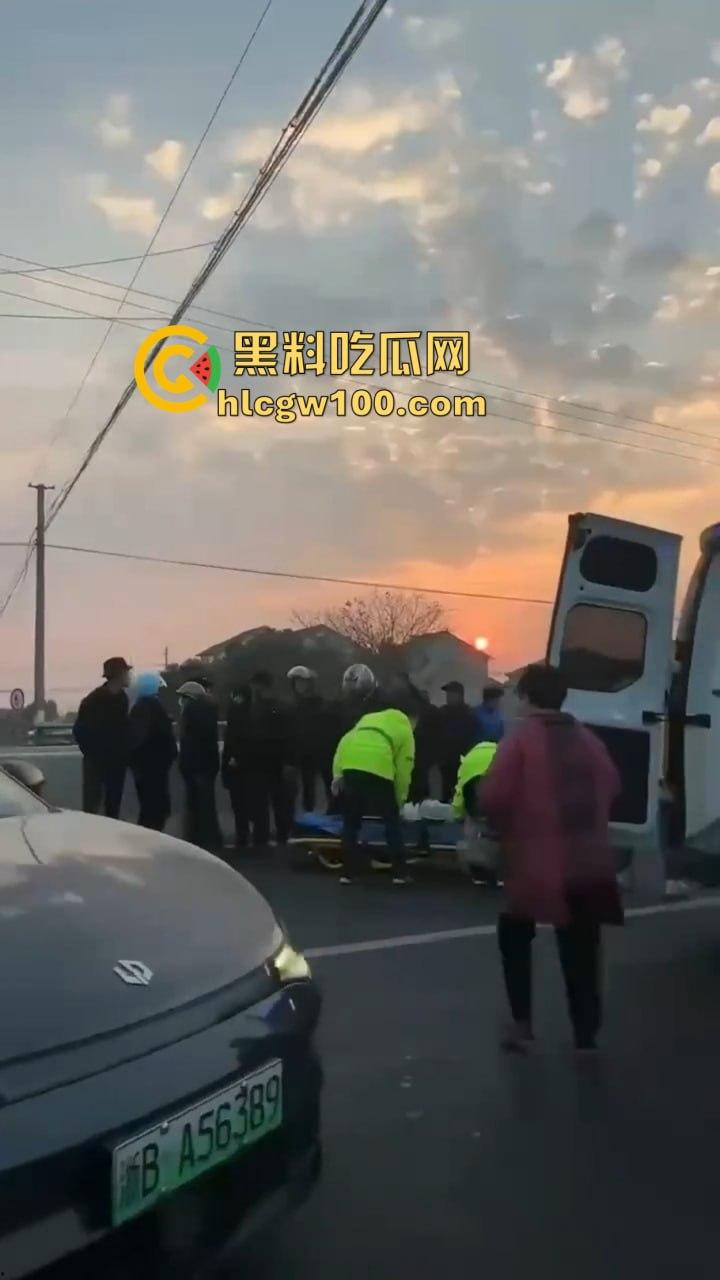 周西公路发生车祸,小米SU7撞倒三名上学孩子,公务员车主拘留仅一个月,家里关系硬就是可以为所欲为!-7