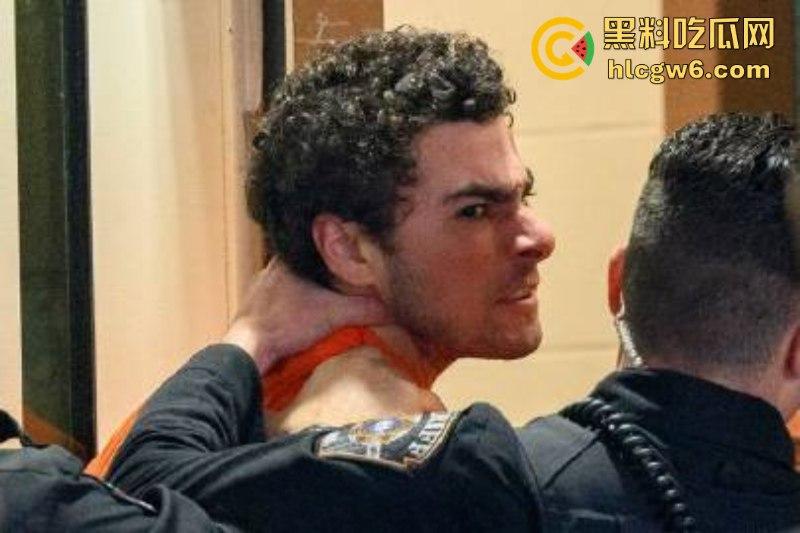 刺杀医保巨头勇敢哥【路易吉】被引渡纽约 机场路透成美图大赏 囚服都穿出了高定感-18