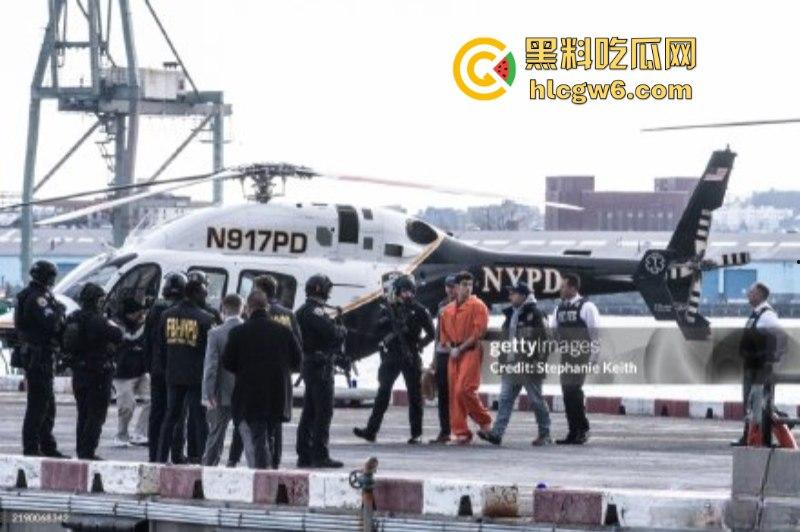 刺杀医保巨头勇敢哥【路易吉】被引渡纽约 机场路透成美图大赏 囚服都穿出了高定感-20