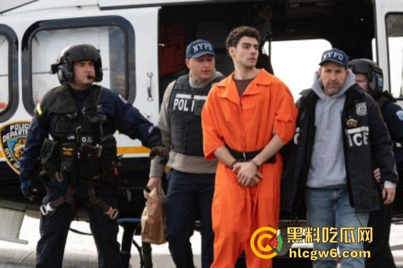 刺杀医保巨头勇敢哥【路易吉】被引渡纽约 机场路透成美图大赏 囚服都穿出了高定感-29