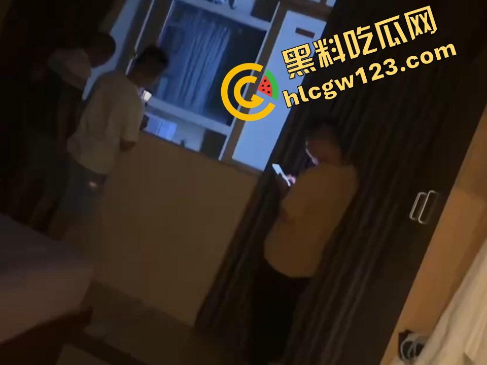 酒店激情夜全程直播,薄纱遮体却遮不住啪啪呻吟,对面楼几位老哥出差直接举手机围观,朦胧现场太顶了!-3