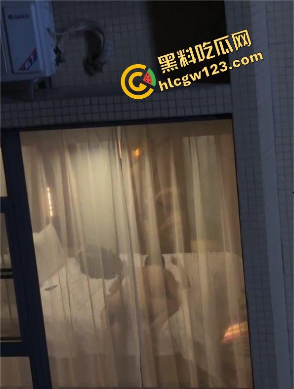 酒店激情夜全程直播,薄纱遮体却遮不住啪啪呻吟,对面楼几位老哥出差直接举手机围观,朦胧现场太顶了!-4