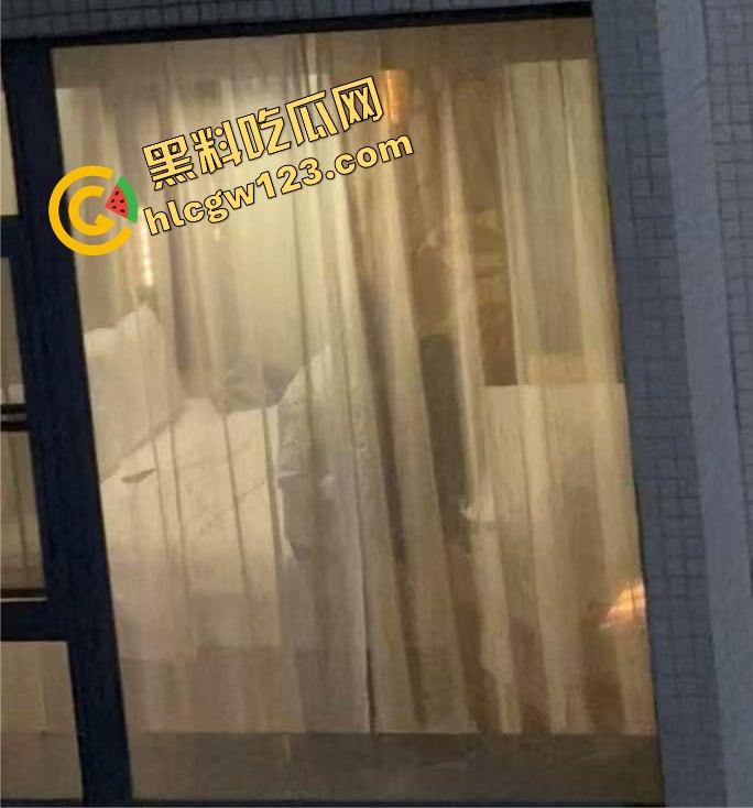 酒店激情夜全程直播,薄纱遮体却遮不住啪啪呻吟,对面楼几位老哥出差直接举手机围观,朦胧现场太顶了!-5