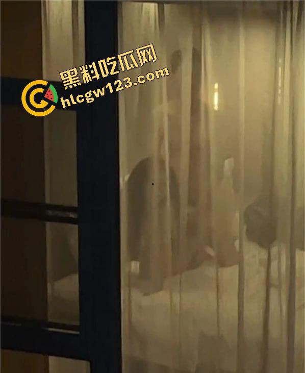 酒店激情夜全程直播,薄纱遮体却遮不住啪啪呻吟,对面楼几位老哥出差直接举手机围观,朦胧现场太顶了!-6