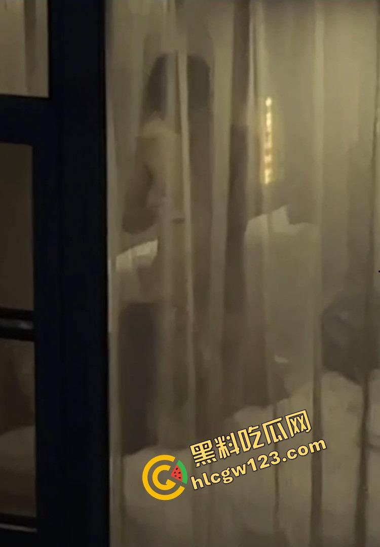 酒店激情夜全程直播,薄纱遮体却遮不住啪啪呻吟,对面楼几位老哥出差直接举手机围观,朦胧现场太顶了!-8