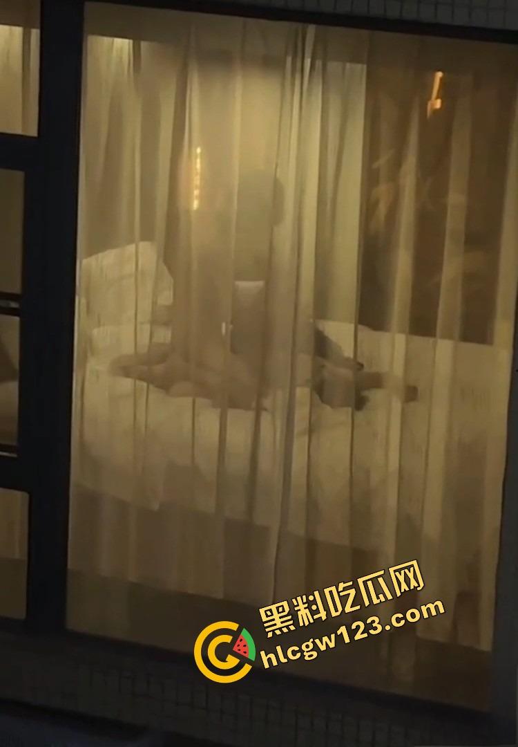 酒店激情夜全程直播,薄纱遮体却遮不住啪啪呻吟,对面楼几位老哥出差直接举手机围观,朦胧现场太顶了!-9
