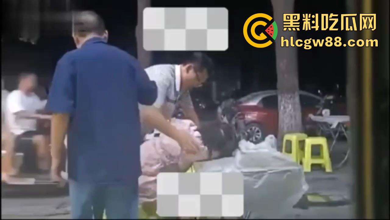 湖北巨乳少妇在大排档酒醉被两大哥摸胸揩油,酒醉的怎么摸都没反应,放开她让我来!-9