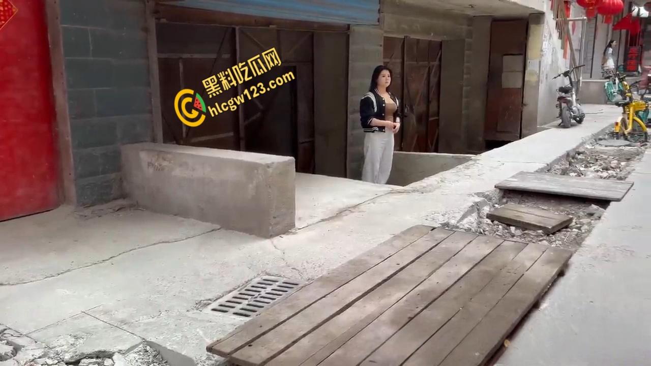 太原城中村爱情小巷,站街女丝袜翘臀勾魂,学生御姐巨乳应有尽有 !-5