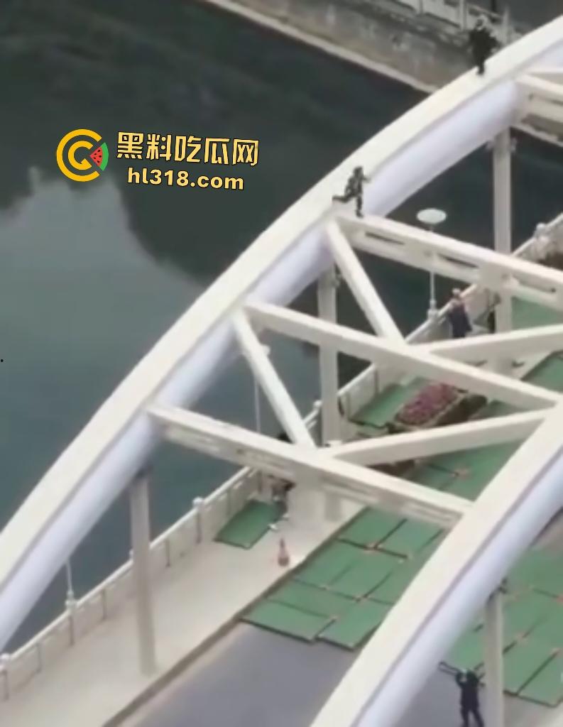 贵阳大妈桥梁上狂飙乱舞！警察冒死追捕抓不住，桥下救援队拖气垫累瘫，最后大妈自投罗网被按倒！-1