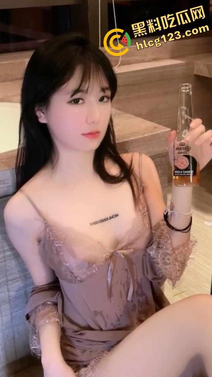 秀人网当红女神谢小蒽浴室内衣秀炸裂!肤白貌美,丰满嫩乳尽显淫荡魅力!-1