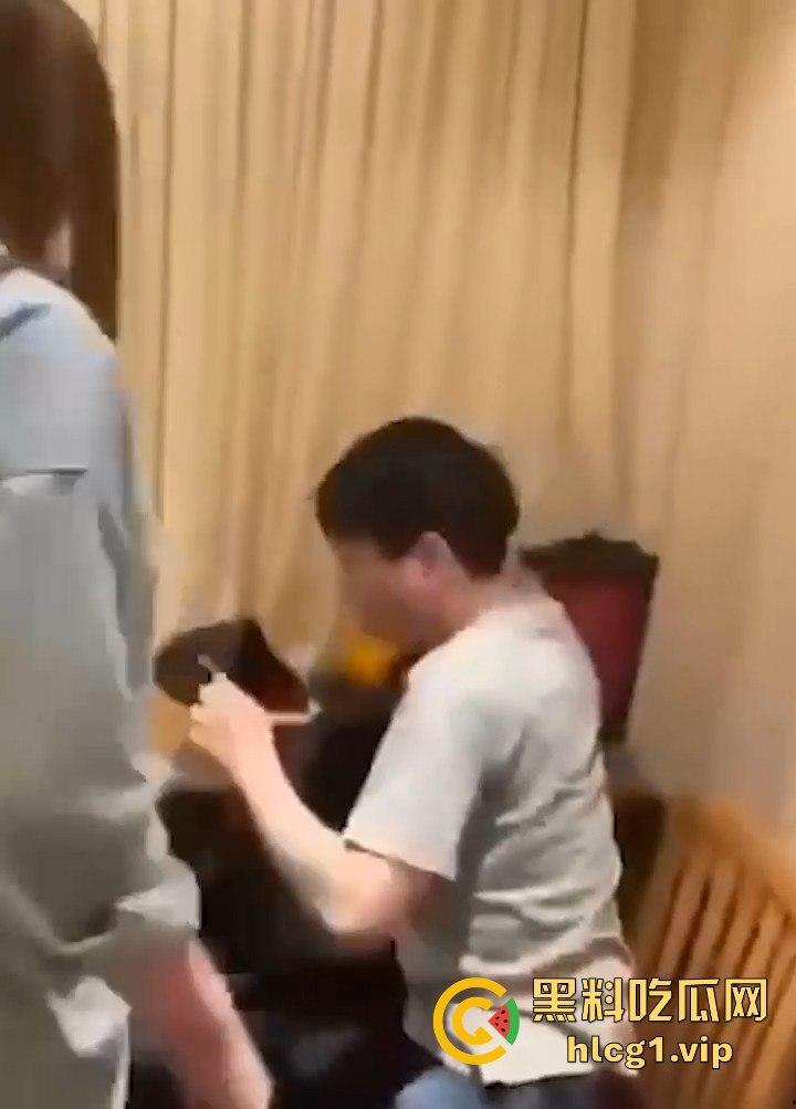 嫖妓不给钱？河南小伙王浩然惨遭爆打！头铁白嫖遭报应，被打得满地找牙！-6