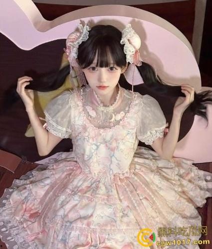 湖北武汉小萝莉被金主包养,穿白丝泳装做爱,年纪不大玩的挺花,各种调教完美配合,翘臀骑乘喷汁内射!-1