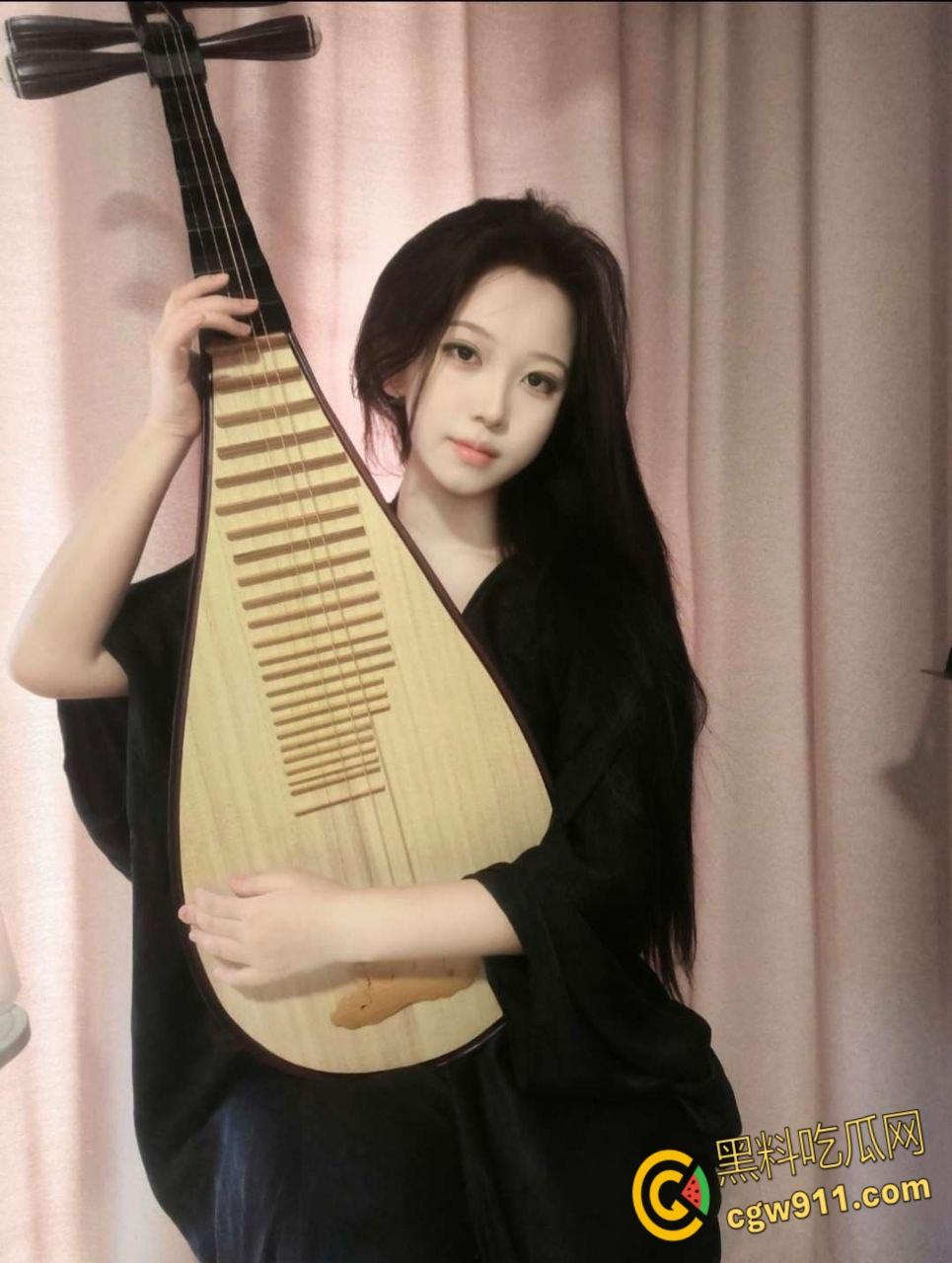 酒店约炮95年眼镜少妇,情趣黑丝道具SM调教,跪地狗趴肛塞口交,无套爆操内射嫩穴,淫荡至极 !-2