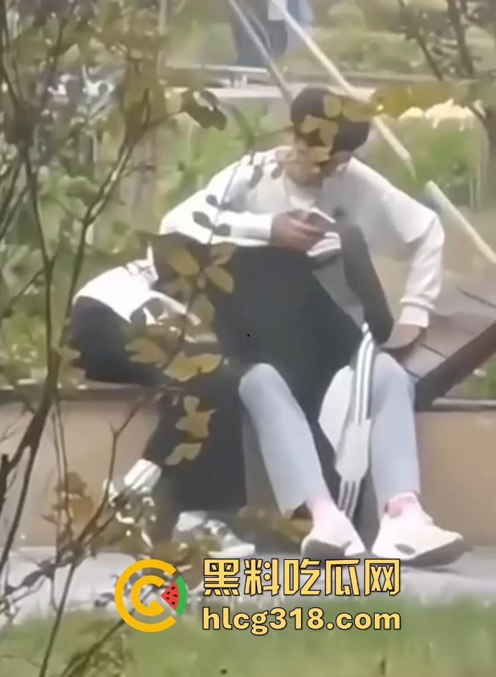 大学的野战瞬间!盘点一下那些性欲极其小伙户外的大学小情侣们的现场视频 满满的荷尔蒙呀!-1