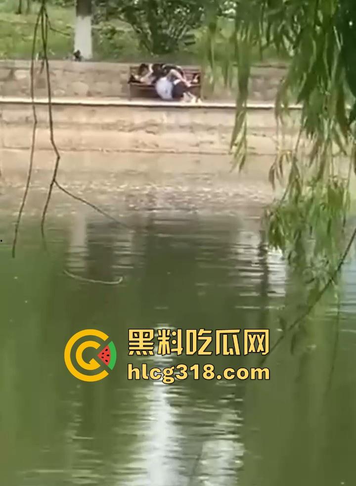 大学的野战瞬间!盘点一下那些性欲极其小伙户外的大学小情侣们的现场视频 满满的荷尔蒙呀!-2