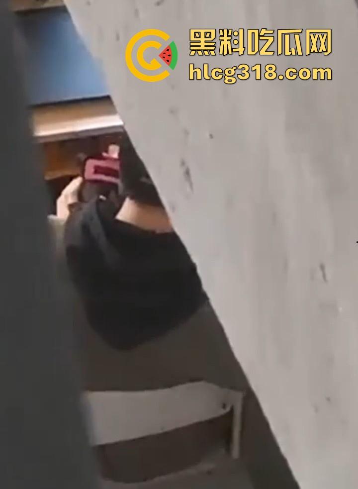 大学的野战瞬间!盘点一下那些性欲极其小伙户外的大学小情侣们的现场视频 满满的荷尔蒙呀!-4