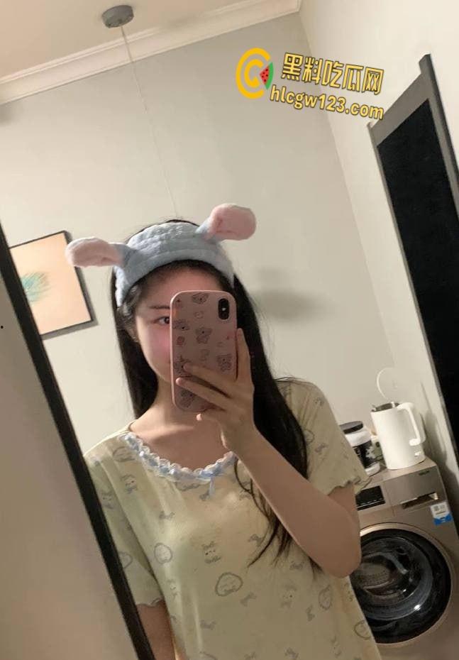 陕西嫩妹五一酒店走廊开战!清纯眼镜妹变身反差女王,男友后入狂欢,监控都看湿了!-6