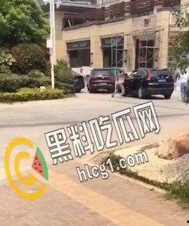 江苏省靖江市突发刑事案件，疑似争抢车位，白衣男子直接抽出随身携带的刀捅死黑衣男子-3