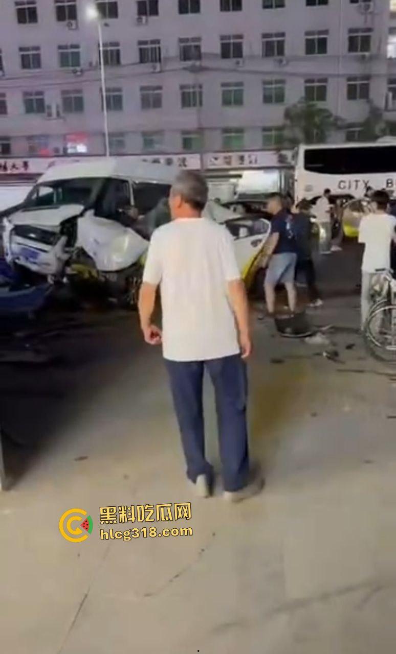 沈阳公交司机因被大学生拒绝暴怒撞人!行人飞摔血溅路面,车毁人亡如保龄球!-4