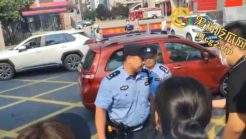 青岛李沧区圣德心脑血管医院迁建引发抗议，家长怒骂警察直接被捕！-7