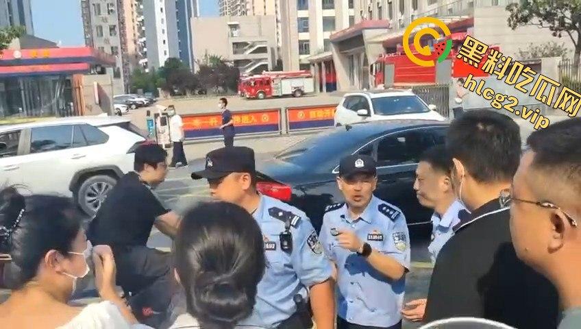 青岛李沧区圣德心脑血管医院迁建引发抗议，家长怒骂警察直接被捕！-10