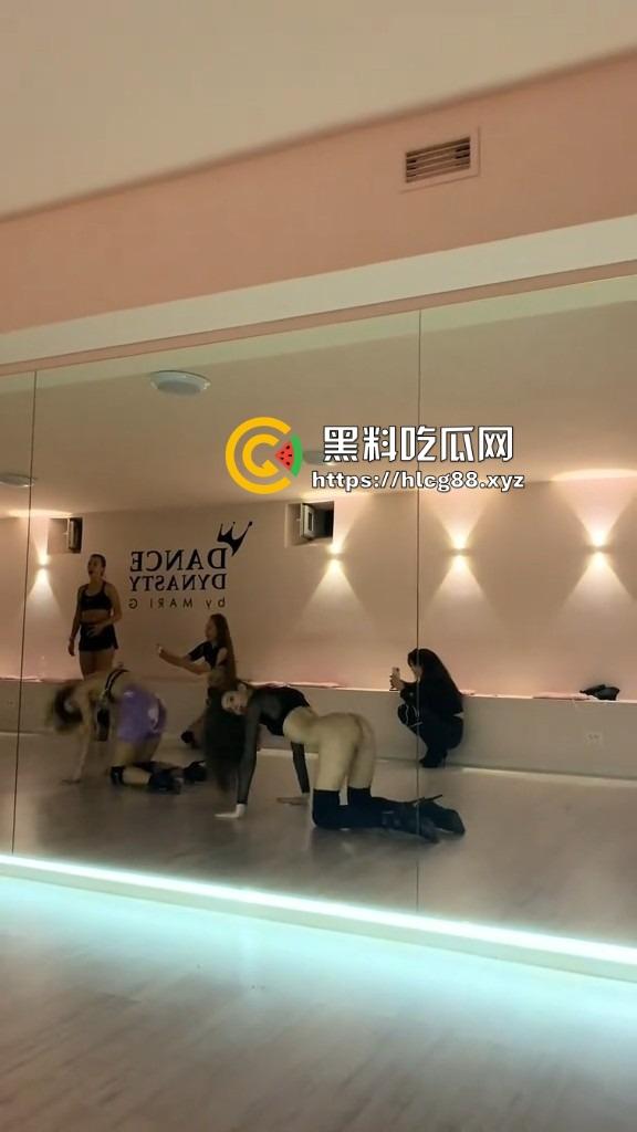 洋马外围下面光着练腰扭屁股,全自动操机啪啪炸,一般鸡巴顶不住进去就是秒,怪不得2次起步!-4