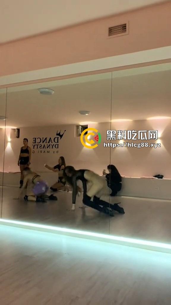 洋马外围下面光着练腰扭屁股,全自动操机啪啪炸,一般鸡巴顶不住进去就是秒,怪不得2次起步!-5