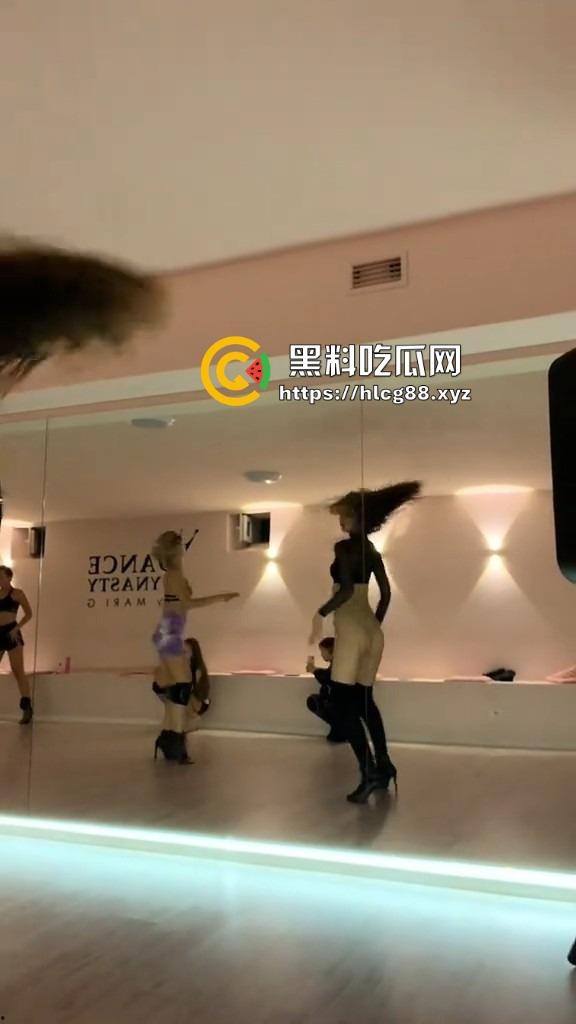 洋马外围下面光着练腰扭屁股,全自动操机啪啪炸,一般鸡巴顶不住进去就是秒,怪不得2次起步!-8