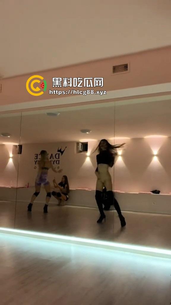 洋马外围下面光着练腰扭屁股,全自动操机啪啪炸,一般鸡巴顶不住进去就是秒,怪不得2次起步!-9