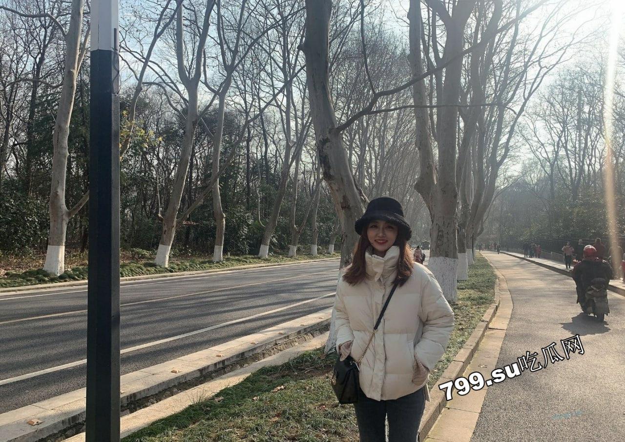 【高端泄密】胡子哥 爆操 上海交通大学研究生 梁惠敏 膝盖都破了-1