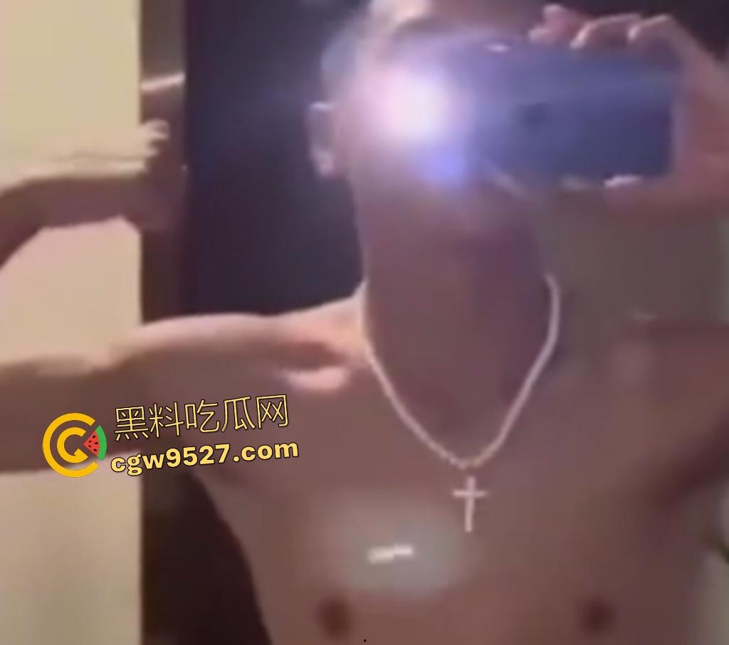 抖音【羞涩的潇】约炮女粉丝，床上干到卫生间，不愧是健身的，这么肥都干得动，拍照炫耀战利品！-8